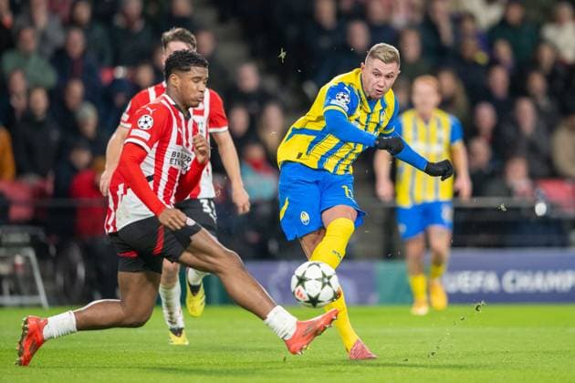 27.11.2024, Fussball: UEFA Champions League, Saison 2024 2025, Spieltag 05, PSV Eindhoven - Shakhtar Donetsk im Philips-Stadion in Eindhoven. Oleksandr Zubkov (Shakhtar Donetsk, 11) erzielt das Tor zum 2:0. Ryan Flamingo (PSV Eindhoven, 06) kann es nicht verhindern. Foto: Kirchner-Media TH Copyright: xKirchner-Media THx