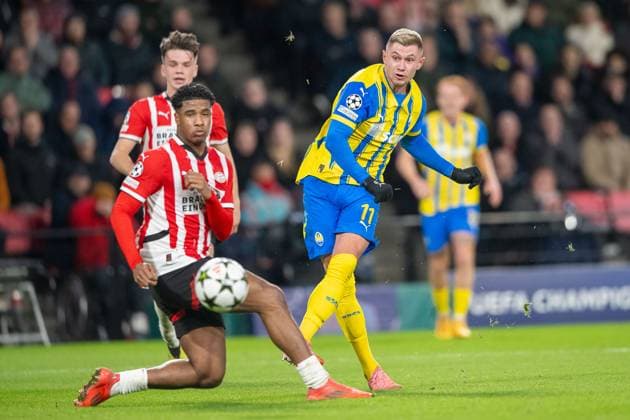27.11.2024, Fussball: UEFA Champions League, Saison 2024 2025, Spieltag 05, PSV Eindhoven - Shakhtar Donetsk im Philips-Stadion in Eindhoven. Oleksandr Zubkov (Shakhtar Donetsk, 11) erzielt das Tor zum 2:0. Ryan Flamingo (PSV Eindhoven, 06) kann es nicht verhindern. Foto: Kirchner-Media TH Copyright: xKirchner-Media THx