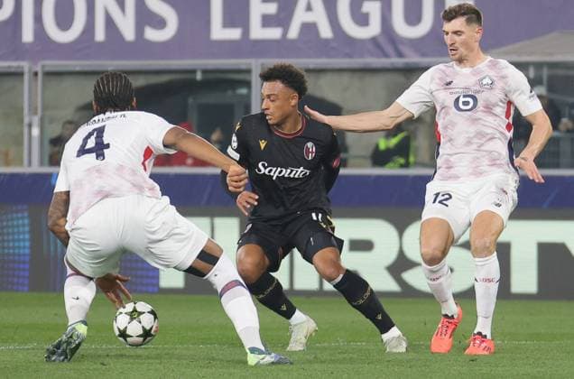 Bologna s Dan Ndoye fights for the ball with Lille s Alexsandro during the Uefa Champions League soccer match between Bologna f.c. and Losc Lille at the Dall Ara Stadium, Bologna, northern Italy, Wednesday, November 27, 2024. - Soccer - (Photo Michele Nucci - LaPresse)  Copyright: xMichelexNucci LaPressex