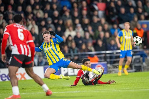 27.11.2024, Fussball: UEFA Champions League, Saison 2024 2025, Spieltag 05, PSV Eindhoven - Shakhtar Donetsk im Philips-Stadion in Eindhoven. Zweikampf zwischen Alaa Ghram (Shakhtar Donetsk, 18) und Malik Tillmann (PSV Eindhoven, 07). Foto: Kirchner-Media TH Copyright: xKirchner-Media THx