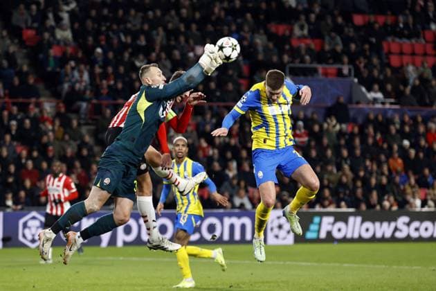 EINDHOVEN - (l-r) FK Shakhtar Donetsk goalkeeper Dmytro Riznyk, Luuk de Jong of PSV Eindhoven, Mykola Matviyenko of FK Shakhtar Donetsk during the UEFA Champions league match between PSV Eindhoven and Shakhtar Donetsk at Phillips stadium on Nov. 27, 2024 in Eindhoven, Netherlands. ANP MAURICE VAN STEEN UEFA Champions League 2024 25 League Phase MD5 2024 25 xVIxANPxSportx xxANPxIVx 514408877 originalFilename: 514408877.jpg