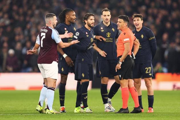 Aston Villa v Juventus 27 November 2024, Aston - UEFA Champions League - League Phase - Aston Villa v Juventus - Match referee Jesus Gil Manzano is surrounded by Juventus players - Photo: Charlotte Wilson Offside. Aston UK Copyright: xCharlottexWilsonx xOffsidexOffside
