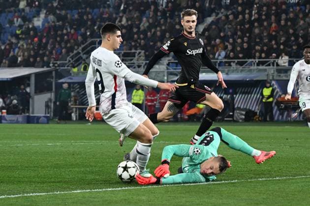 Lukasz Skorupski (bologna FC) good save on Matias Fernandez-Pardo (Lille) during Bologna FC vs LOSC Lille, UEFA Champions League football match in Bologna, Italy, November 27 2024  Copyright: xGianlucaxRicci IPAxSportx xipa-ax xx IPA_51921831 IPA_Agency_IPA51921831