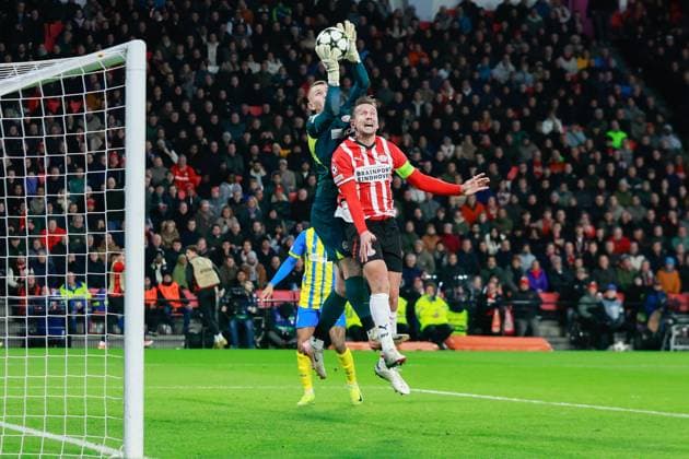 EINDHOVEN, 27-11-2024, Philips Stadium, UEFA Champions League season 2024 25, match between PSV and Sjachtar Donetsk, Sjachtar Donetsk goalkeeper Dmytro Riznyk and PSV player Luuk de Jong PSV - Sjachtar Donetsk  x26839860x Copyright: