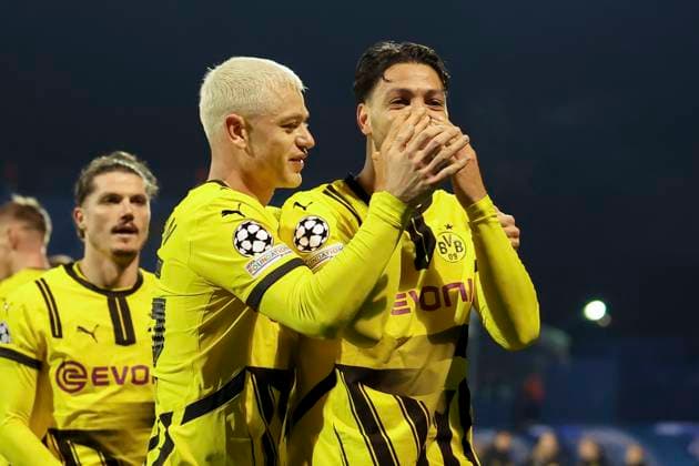 Ramy Bensebaini (Borussia Dortmund) bejubelt seinen Treffer zum 0:2 mit Julian Ryerson (Borussia Dortmund), UEFA Champions League 2024 25 League Phase MD5, GNK Dinamo v Borussia Dortmund, Stadion Maksimir am 27. November 2024 in Zagreb, Kroatien. (Foto von Marco Steinbrenner DeFodi Images) Ramy Bensebaini (Borussia Dortmund) celebrates after scoring his teams second goal with Julian Ryerson (Borussia Dortmund), UEFA Champions League 2024 25 League Phase MD5, GNK Dinamo v Borussia Dortmund, Stadion Maksimir, November 27, 2024 in Zagreb, Croatia. (Photo by Marco Steinbrenner DeFodi Images) Defodi-700_zagreb_bvb_20241127_066