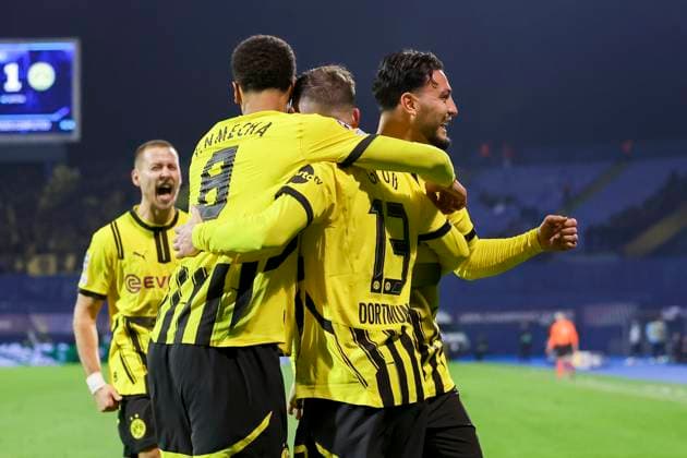 Ramy Bensebaini (Borussia Dortmund) bejubelt seinen Treffer mit den Teamkollegen, UEFA Champions League 2024 25 League Phase MD5, GNK Dinamo v Borussia Dortmund, Stadion Maksimir am 27. November 2024 in Zagreb, Kroatien. (Foto von Marco Steinbrenner DeFodi Images) Ramy Bensebaini (Borussia Dortmund) celebrates his goal with teammates, UEFA Champions League 2024 25 League Phase MD5, GNK Dinamo v Borussia Dortmund, Stadion Maksimir, November 27, 2024 in Zagreb, Croatia. (Photo by Marco Steinbrenner DeFodi Images) Defodi-700_zagreb_bvb_20241127_069