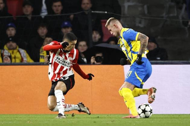 EINDHOVEN - (l-r) Mauro Junior of PSV Eindhoven, Oleksandr Zubkov of FK Shakhtar Donetsk during the UEFA Champions league match between PSV Eindhoven and Shakhtar Donetsk at Phillips Stadium on Nov. 27, 2024 in Eindhoven, Netherlands. ANP MAURICE VAN STEEN UEFA Champions League 2024 25 League Phase MD5 2024 25 xVIxANPxSportx xxANPxIVx 514409833 originalFilename: 514409833.jpg