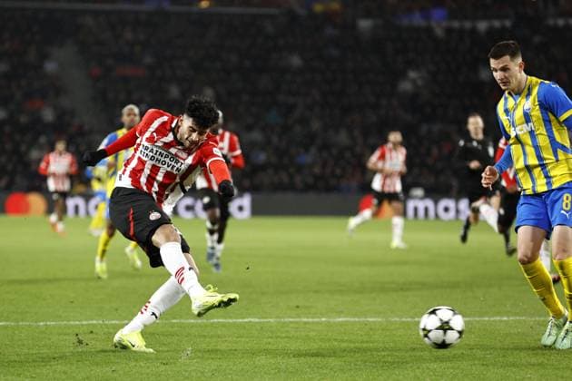 EINDHOVEN - (l-r) Ricardo Pepi of PSV Eindhoven, Dmytro Kryskiv of FK Shakhtar Donetsk during the UEFA Champions league match between PSV Eindhoven and Shakhtar Donetsk at Phillips stadium on Nov. 27, 2024 in Eindhoven, Netherlands. ANP MAURICE VAN STEEN UEFA Champions League 2024 25 League Phase MD5 2024 25 xVIxANPxSportx xxANPxIVx 514410054 originalFilename: 514410054.jpg