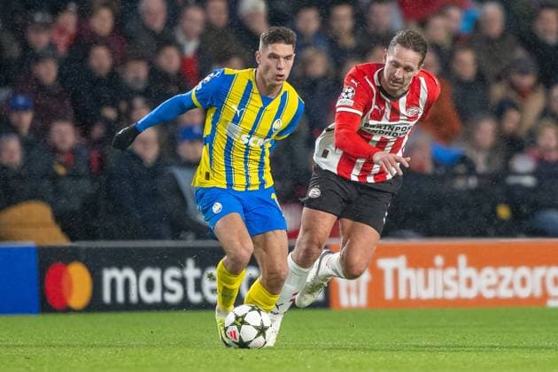 27.11.2024, Fussball: UEFA Champions League, Saison 2024 2025, Spieltag 05, PSV Eindhoven - Shakhtar Donetsk im Philips-Stadion in Eindhoven. Zweikampf zwischen Georgiy Sudakov (Shakhtar Donetsk, 10) und Luuk de Jong (PSV Eindhoven, 09). Foto: Kirchner-Media TH Copyright: xKirchner-Media THx