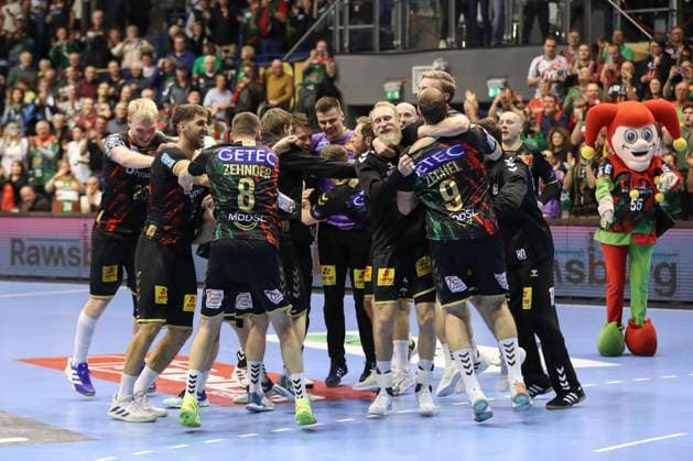 Bilder des Jahres 2024, Sport 11 November Sport Themen der Woche KW48 Sport Bilder des Tages 27.11.2024, xtgx, Handball, EHF Champions League, SC Magdeburg - FC Barcelona, Barca v.l. Magdeburg Jubel ueber den Sieg, Jubel nach Spielende Magdeburg *** 27 11 2024, xtgx, Handball, EHF Champions League, SC Magdeburg FC Barcelona v l Magdeburg Cheers over the victory, cheers after the end of the game Magdeburg