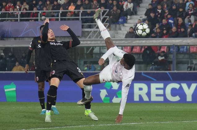 Lille s Jonathan David fights for the ball with Bologna s Sam Beukema during the Uefa Champions League soccer match between Bologna f.c. and Losc Lille at the Dall Ara Stadium, Bologna, northern Italy, Wednesday, November 27, 2024. - Soccer - (Photo Michele Nucci - LaPresse)  Copyright: xMichelexNucci LaPressex