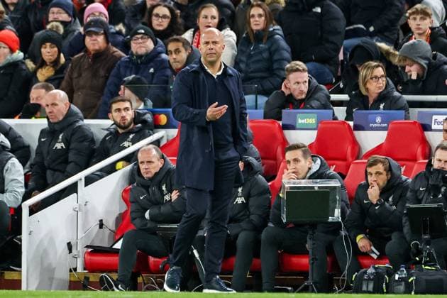 UEFA Champions League, League Phase MD5 Liverpool v Real Madrid Arne Slot of Liverpool gives the team instructions during the UEFA Champions League, League Phase MD5 Liverpool v Real Madrid at Anfield, Liverpool, United Kingdom, 27th November 2024 (Photo by Mark Cosgrove News Images) Liverpool Anfield Merseyside United Kingdom Copyright: xMarkxCosgrove NewsxImagesx
