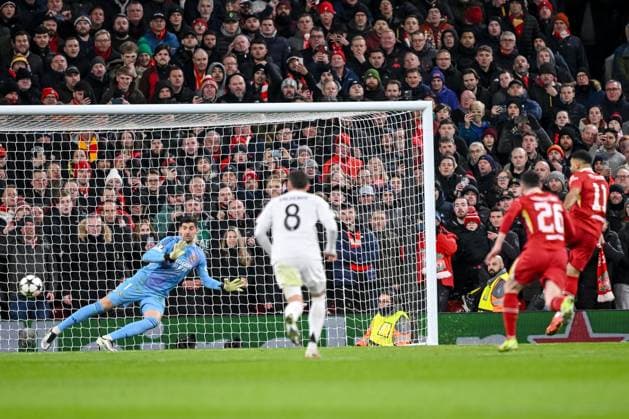 Torwart Thibaut Courtois (Real Madrid CF) und Mohamed Salah (Liverpool FC) battle for the ball during the UEFA Champions League 2024 25 League Phase MD5 match between Liverpool FC and Real Madrid C.F. at Anfield on November 27, 2024 in Liverpool, England. Defodi-541_LIVREA20241127_047