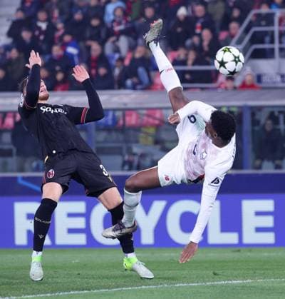 Champions League 2024 25 football match between FC Bologna vs AS MonacSC LILLE During the Champions League match 27 11 2024 Football match between FC Bologna vs SC Lille at the Dall Ara stadium in Bologna. In the Photo: Federico Ravaglia of Bologna FC - Jonathan David of Lille OSC BOLOGNA Stadium Renato Dall Ara Bologna ITALY Copyright: xFABIOxSASSOxFabioxSassox Bologna Lille2024_11_28Fabio Sasso0253