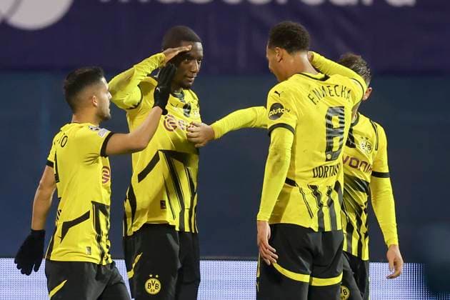Sport Bilder des Tages Serhou Guirassy (Borussia Dortmund) bejubelt seinen Treffer mit den Teamkollegen, UEFA Champions League 2024 25 League Phase MD5, GNK Dinamo v Borussia Dortmund, Stadion Maksimir am 27. November 2024 in Zagreb, Kroatien. (Foto von Marco Steinbrenner DeFodi Images) Serhou Guirassy (Borussia Dortmund) celebrates his goal with teammates, UEFA Champions League 2024 25 League Phase MD5, GNK Dinamo v Borussia Dortmund, Stadion Maksimir, November 27, 2024 in Zagreb, Croatia. (Photo by Marco Steinbrenner DeFodi Images) Defodi-700_zagreb_bvb_20241127_087