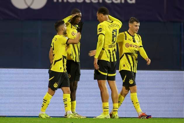 Serhou Guirassy (Borussia Dortmund) bejubelt seinen Treffer mit den Teamkollegen, UEFA Champions League 2024 25 League Phase MD5, GNK Dinamo v Borussia Dortmund, Stadion Maksimir am 27. November 2024 in Zagreb, Kroatien. (Foto von Marco Steinbrenner DeFodi Images) Serhou Guirassy (Borussia Dortmund) celebrates his goal with teammates, UEFA Champions League 2024 25 League Phase MD5, GNK Dinamo v Borussia Dortmund, Stadion Maksimir, November 27, 2024 in Zagreb, Croatia. (Photo by Marco Steinbrenner DeFodi Images) Defodi-700_zagreb_bvb_20241127_088