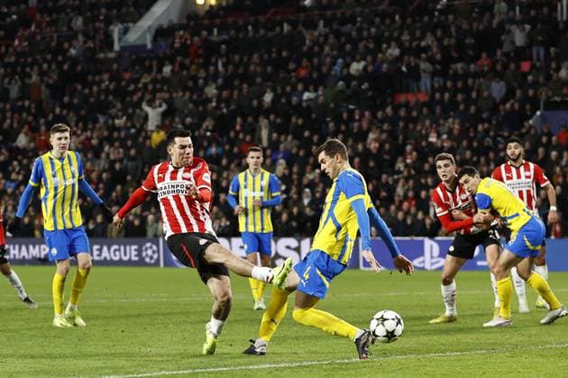 EINDHOVEN - (l-r) Hirving Lozano of PSV Eindhoven, Bartol Franjic of FK Shakhtar Donetsk during the UEFA Champions league match between PSV Eindhoven and Shakhtar Donetsk at Phillips stadium on Nov. 27, 2024 in Eindhoven, Netherlands. ANP MAURICE VAN STEEN UEFA Champions League 2024 25 League Phase MD5 2024 25 xVIxANPxSportx xxANPxIVx 514412530 originalFilename: 514412530.jpg