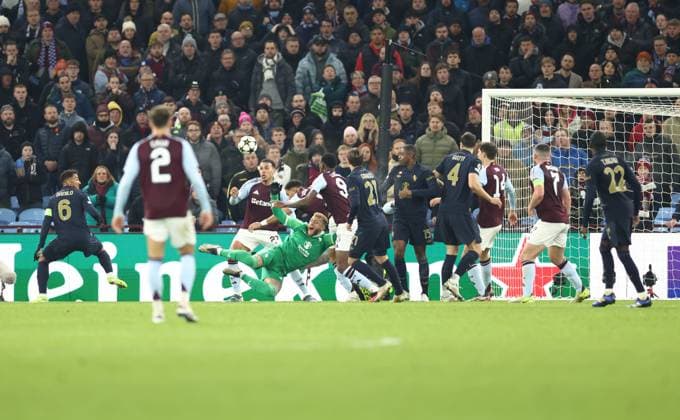Aston Villa v Juventus FC Champions League 27 11 2024. Diego Carlos of Aston Villa challenges Goalkeeper Michele Di Gregorio of Juventusduring the Champions League match between Aston Villa and Juventus FC at Villa Park, Birmingham, England on 27 November 2024. Birmingham Villa Park West Midlands England Editorial use only , Copyright: xRyanxBrownex PSI-20893-0107