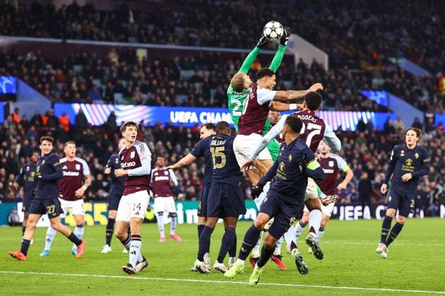 Aston Villa v Juventus 27 November 2024, Aston - UEFA Champions League - League Phase - Aston Villa v Juventus - Juventus goalkeeper Michele di Gregorio jumps for the ball - Photo: Charlotte Wilson Offside. Aston UK Copyright: xCharlottexWilsonx xOffsidexOffside