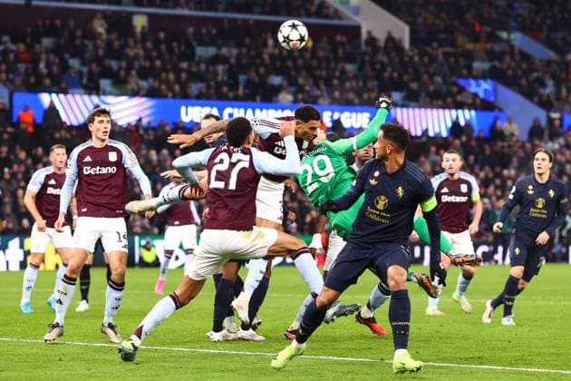 Aston Villa v Juventus 27 November 2024, Aston - UEFA Champions League - League Phase - Aston Villa v Juventus - Diego Carlos of Aston Villa leaps for the ball as Juventus goalkeeper Michele di Gregorio spills it - Photo: Charlotte Wilson Offside. Aston UK Copyright: xCharlottexWilsonx xOffsidexOffside