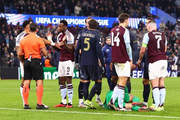 Aston Villa v Juventus 27 November 2024, Aston - UEFA Champions League - League Phase - Aston Villa v Juventus - Jhon Duran of Aston Villa talks to match referee Match referee Jesus Gil Manzano - Photo: Charlotte Wilson Offside. Aston UK Copyright: xCharlottexWilsonx xOffsidexOffside
