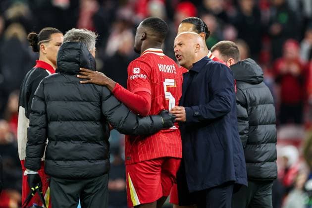 UEFA Champions League, League Phase MD5 Liverpool v Real Madrid Arne Slot of Liverpool speaks to Ibrahima Konate following his injury after the UEFA Champions League, League Phase MD5 Liverpool v Real Madrid at Anfield, Liverpool, United Kingdom, 27th November 2024 (Photo by Mark Cosgrove News Images) Liverpool Anfield Merseyside United Kingdom Copyright: xMarkxCosgrove NewsxImagesx
