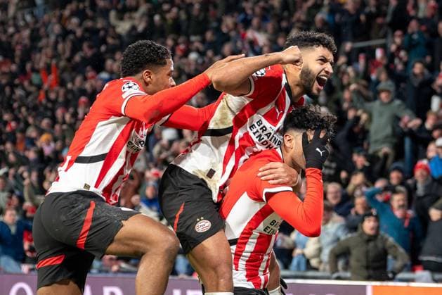 Sport Bilder des Tages 27.11.2024, Fussball: UEFA Champions League, Saison 2024 2025, Spieltag 05, PSV Eindhoven - Shakhtar Donetsk im Philips-Stadion in Eindhoven. Die Eindhovener Spieler Ismael Salbari (PSV Eindhoven, 34), Mitte und Ricardo Pepi (PSV Eindhoven, 14) bejubeln das Tor zum 3:2. Foto: Kirchner-Media TH Copyright: xKirchner-Media THx
