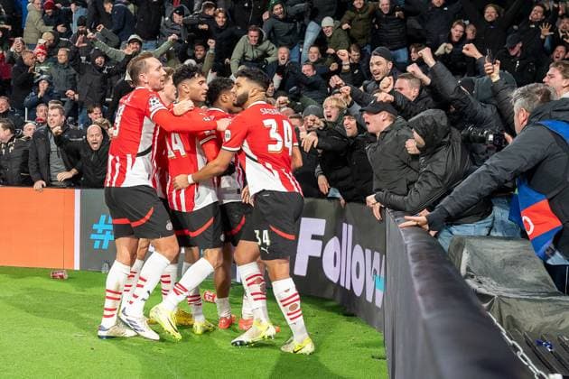 27.11.2024, Fussball: UEFA Champions League, Saison 2024 2025, Spieltag 05, PSV Eindhoven - Shakhtar Donetsk im Philips-Stadion in Eindhoven. Die Eindhovener Spieler und Fans bejubeln das Tor zum 3:2. Foto: Kirchner-Media TH Copyright: xKirchner-Media THx