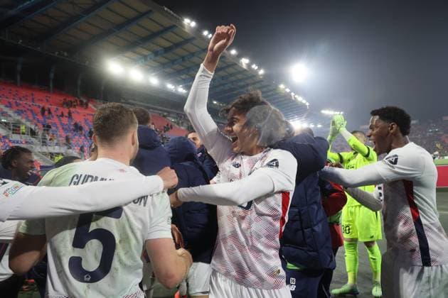 Lille s players celebrates at the end of the Uefa Champions League soccer match between Bologna f.c. and Losc Lille won 1-2 at the Dall Ara Stadium, Bologna, northern Italy, Wednesday, November 27, 2024. - Soccer - (Photo Michele Nucci - LaPresse)  Copyright: xMichelexNucci LaPressex