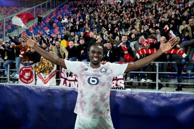 Bologna FC v LOSC Lille - UEFA Champions League 2024 25 Ngal™ayel Mukau of LOSC Lille celebrates the victory posing with his supporters during the UEFA Champions League 2024 25 League Phase MD5 match between Bologna FC and LOSC Lille at Stadio Renato Dall™Ara on November 27, 2024 in Bologna, Italy. Bologna Stadio Renato Dall ARA Bologna Italy Copyright: xGiuseppexMaffiax UCL_BOLOGNA_LILLE_271124_DSC9201