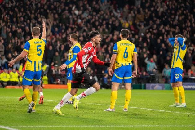 27.11.2024, Fussball: UEFA Champions League, Saison 2024 2025, Spieltag 05, PSV Eindhoven - Shakhtar Donetsk im Philips-Stadion in Eindhoven. Waehrend Ricardo Pepi (PSV Eindhoven, 14) sein Tor zum 3:2 feiert, koennen es die Spieler von Donetsk nicht fassen. Foto: Kirchner-Media TH Copyright: xKirchner-Media THx