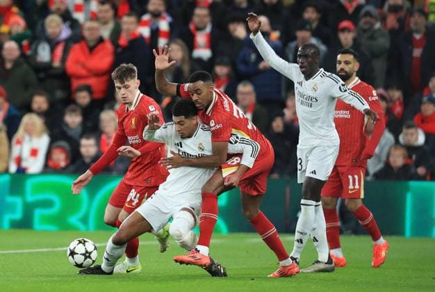 Sport Bilder des Tages 27th November 2024; Anfield, Liverpool, Merseyside, England; Champions League Football, Liverpool versus Real Madrid; Jude Bellingham of Real Madrid competes for the ball with Ryan Gravenberch of Liverpool  ActionPlus12720707 DavidxBlunsden