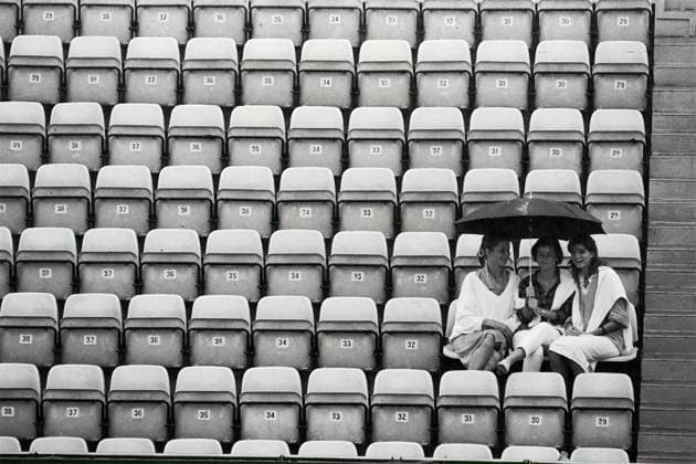 Archivbilder der Woche SPORT KW47 Die-hard tennis fans waiting at the central court of Victoria Park in spite of the torrential rain. EDITORIAL USE ONLY  Copyright: xx MER2016052418484637 PostxStaffxPhotographerx scmpphotos491194
