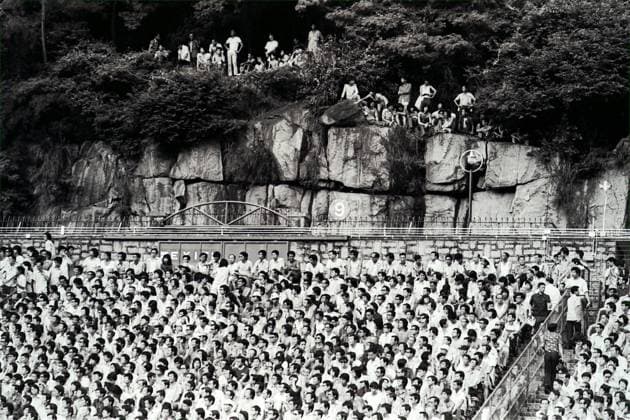 Archivbilder der Woche SPORT KW47 Watching soccer free of charge . . . people taking a free glimpse of an Asian Cup match on a cliff in So Kon Po squatter Watching soccer free of charge . . . people taking a free glimpse of an Asian Cup match on a cliff in So Kon Po squatter area right next to the Hong Kong Stadium. EDITORIAL USE ONLY  Copyright: xx MER2015112711140870 C.xY.xYux scmpphotos387533 EDITORIAL USE ONLY  Copyright: xIMAGO Newscomx xSCMPx imago images 0780708773 IMAGO C.xY.xYux 0780708773st