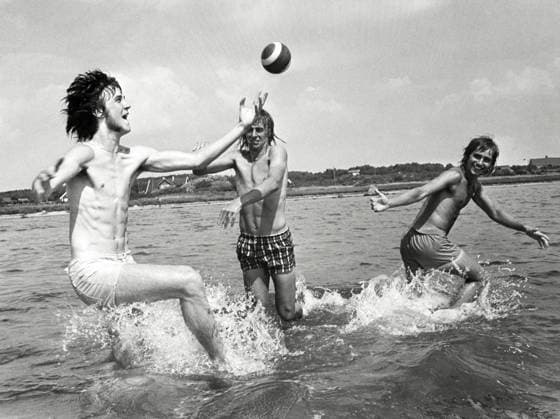 SÄRDAL 1973-07-07. Tre grabbar, tre bollar. DN sammanförde vara unga världsstjärnor i tre bollsporter: fotbollsspelaren Ralf Edström, tennisens Björn Borg och pingisfantomen Stellan Bengtsson. Jättekul att ses, var deras spontana kommentar. Ralf, 20, Stellan, 20, och Björn, 17, fann varandra direkt när de möttes i Särdal pa Hallandskusten. Särdal Sverige x23x