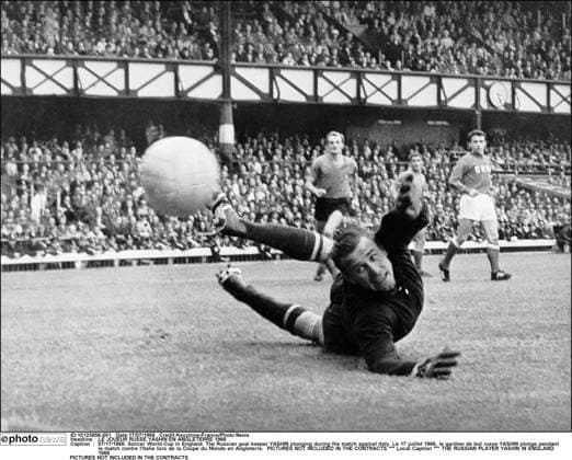 Archivbilder der Woche SPORT KW48 LE JOUEUR RUSSE YASHIN EN ANGLETERRE 1966 07 17 1966. Soccer World Cup in England. The Russian goal keeper YASHIN plungi LE JOUEUR RUSSE YASHIN EN ANGLETERRE 1966 07 17 1966. Soccer World Cup in England. The Russian goal keeper YASHIN plunging during the match against Italy. Le 17 juillet 1966, le gardien de but russe YASHIN plonge pendant le match contre l Italie lors de la Coupe du Monde en Angleterre. *** Local Caption *** THE RUSSIAN PLAYER YASHIN IN ENGLAND 1966 Angleterre  Copyright: xKeystone-Francex  Copyright: xIMAGO Keystone-Francex