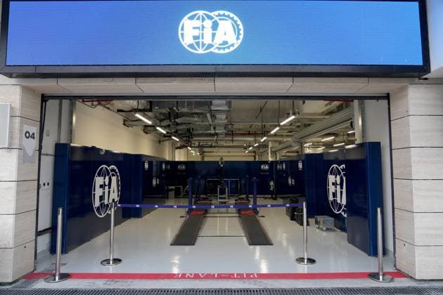 Formula 1 Qatar Airways Qatar Grand Prix 2024 28.11.2024, Losail International Circuit, Doha, Formula 1 Qatar Airways Qatar Grand Prix 2024 ,im Bild Die FIA Garage mit einer Fahrzeugwaage.