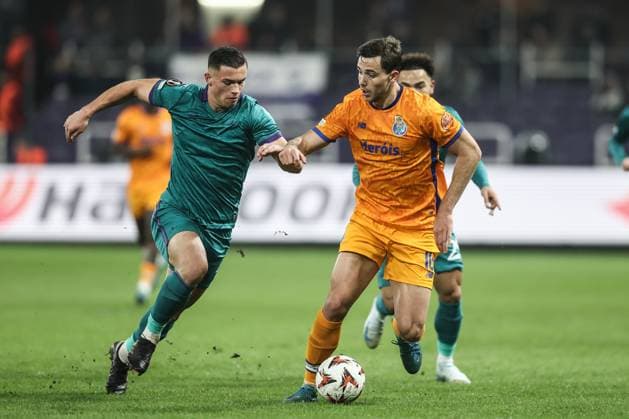 Anderlecht s Jan-Carlo Simic and Porto s Nico Gonzalez fight for the ball during a soccer game between Belgian RSC Anderlecht and Portuguese FC Porto, Thursday 28 November 2024 in Brussels, on the fifth day of the group stage of the UEFA Europa League tournament. BRUNOxFAHY  x106698425x