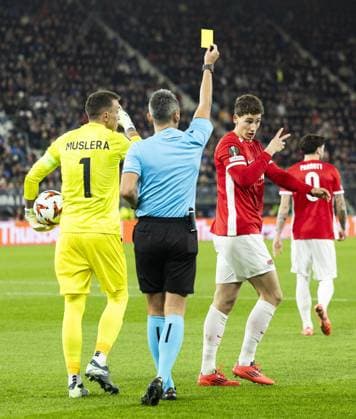 ALKMAAR - Ruben van Bommel of AZ Alkmaar receives the yellow card during the UEFA Europa League match between AZ Alkmaar and Galatasaray at AFAS stadium on Nov. 28, 2024 in Alkmaar, Netherlands. ANP KOEN VAN WEEL UEFA Europa League 2024 25 League Phase MD5 2024 25 xVIxANPxSportx xxANPxIVx 514456357 originalFilename: 514456357.jpg