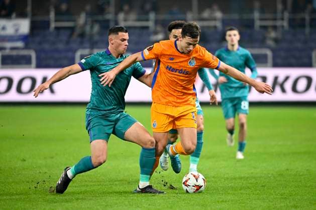 RSC Anderlecht v FC Porto - UEFA Europa League ANDERLECHT, BELGIUM - NOVEMBER 28 : Simic Jan-Carlo defender of RSC Anderlecht, Gonzalez Nico midfielder of FC Porto during the UEFA Europa League 2024 25 League Phase MD5 match between RSC Anderlecht and FC Porto on November 28, 2024 in Anderlecht, Belgium, 28 11 2024 Anderlecht Belgium  Copyright: xVincentxKalutx
