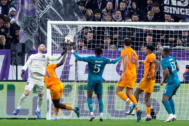 RSC Anderlecht v FC Porto - UEFA Europa League ANDERLECHT, BELGIUM - NOVEMBER 28 : Coosemans Colin goalkeeper of RSC Anderlecht during the UEFA Europa League 2024 25 League Phase MD5 match between RSC Anderlecht and FC Porto on November 28, 2024 in Anderlecht, Belgium, 28 11 2024 Anderlecht Belgium  Copyright: xJanxDexMeuleneirx