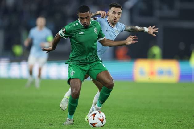 UEFA Europa League phase match day 5 SS Lazio vs Ludogorets Lazio s Uruguayan midfielder Matias Vecino challenges for the ball with Ludogorets midfielder Capeverdian Deroy Duarte during UEFA Europa League phase match day 5 match between SS Lazio vs Ludogorets at Olimpico stadium on November 28, 2024 in Rome, Italy. ABPH0210 Copyright: xAntonioxBalascox