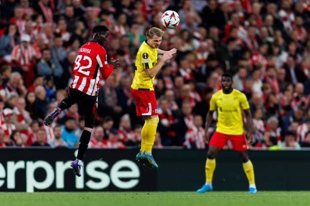 241128 Adama Boiro of Athletic Bilbao and Simon Hedlund of Elfsborg during the Europa League match between Athletic Bilbao and Elfsborg on November 28, 2024 in Bilbao. Photo: Bildbyran EXT BILDBYRAN kod XY XZ0198 fotboll football soccer fotball uefa europa league europa league athletic bilbao elfsborg bbeng Copyright: BILDBYRANxEXT BB241128BB847