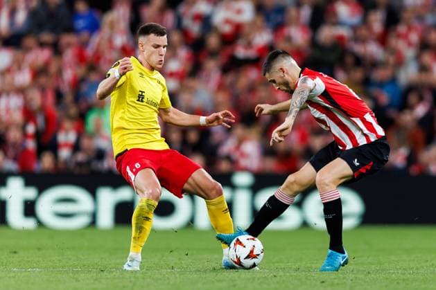 241128 Andri Fannar Baldursson of Elfsborg and Ander Herrera of Athletic Bilbao during the Europa League match between Athletic Bilbao and Elfsborg on November 28, 2024 in Bilbao. Photo: Bildbyran EXT BILDBYRAN kod XY XZ0198 fotboll football soccer fotball uefa europa league europa league athletic bilbao elfsborg bbeng Copyright: BILDBYRANxEXT BB241128BB853