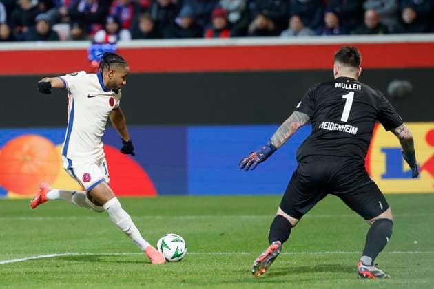 Bild: Torwart Kevin Mueller (1.FC Heidenheim, 1) pariert einen Schuss von Christopher Nkunku (FC Chelsea, 18), 28.11.2024, Fussball, UEFA Conference League, 1. FC Heidenheim - FC Chelsea, GER, Heidenheim, Voith-Arena. Copyright: HMBxMedia xHeikoxBecker