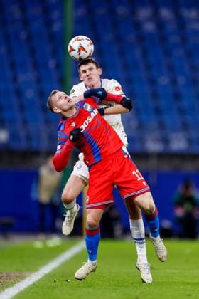 Sport Bilder des Tages Hamburg, 28. November 2024 - Fußball, UEFA Europa League 2024 25, Dynamo Kiew - FC Viktoria Pilsen: Matej Vydra (FC Viktoria Pilsen, 11), Kristian Bilovar (Dynamo Kiew, 40)