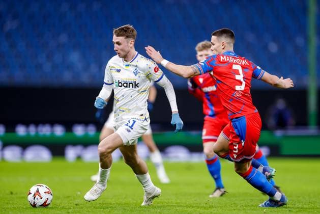 Hamburg, 28. November 2024 - Fußball, UEFA Europa League 2024 25, Dynamo Kiew - FC Viktoria Pilsen: Vladyslav Vanat (Dynamo Kiew, 11), Svetozar Markovic (FC Viktoria Pilsen, 3)