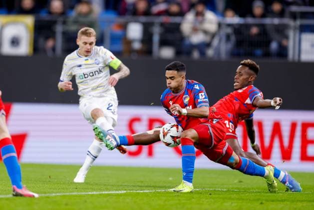 Hamburg, 28. November 2024 - Fußball, UEFA Europa League 2024 25, Dynamo Kiew - FC Viktoria Pilsen: Vitaliy Buyalskyi (Dynamo Kiew, 29), Cheick Souare (FC Viktoria Pilsen, 19), Sampson Dweh (FC Viktoria Pilsen, 40)