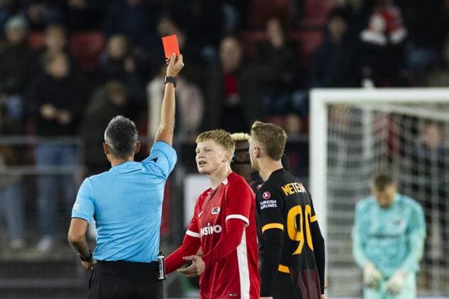 ALKMAAR - (l-r) Referee Horatiu Fesnic gives the red card to Kees Smit of AZ Alkmaar during the UEFA Europa League match between AZ Alkmaar and Galatasaray at AFAS stadium on Nov. 28, 2024 in Alkmaar, Netherlands. ANP KOEN VAN WEEL UEFA Europa League 2024 25 League Phase MD5 2024 25 xVIxANPxSportx xxANPxIVx 514463108 originalFilename: 514463108.jpg