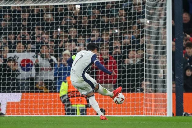 UEFA Europa League - League Stage Tottenham Hotspur v A.S. Roma Son Heung-Min of Tottenham Hotspur scores a penalty to make it 1-0 during the UEFA Europa League - League Stage match Tottenham Hotspur vs A.S. Roma at Tottenham Hotspur Stadium, London, United Kingdom, 28th November 2024 (Photo by Gareth Evans News Images) London Tottenham Hotspur Stadium United Kingdom Copyright: xGarethxEvans NewsxImagesx